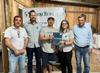 Santa Rosa do Sul: Moradores do bairro Embratel recebem matrículas dos imóveis