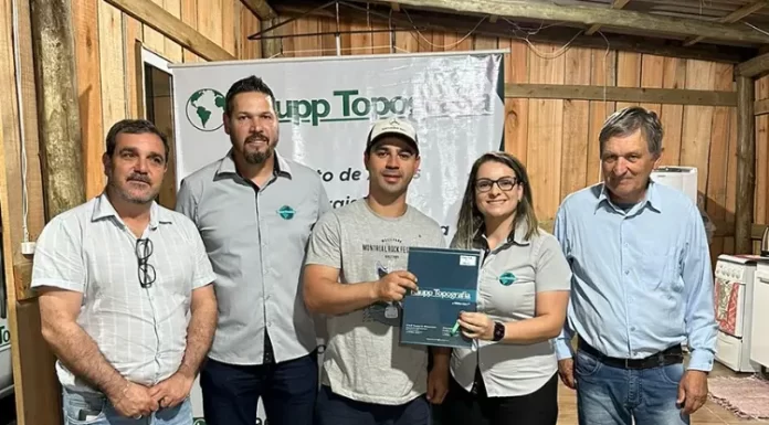 Santa Rosa do Sul: Moradores do bairro Embratel recebem matrículas dos imóveis