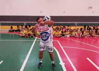 Recordista mundial de embaixadinhas dá palestra a alunos sombrienses