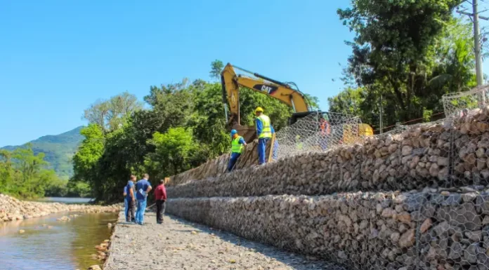 Obra de recuperação do balneário Mampituba é visitada pelo prefeito Fanica e pela deputada Geovania de Sá