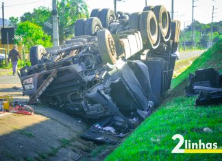 Caminhoneiro morre após veículo cair de viaduto na BR-101 em Santa Rosa do Sul