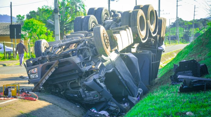 Caminhoneiro morre após veículo cair de viaduto na BR-101 em Santa Rosa do Sul
