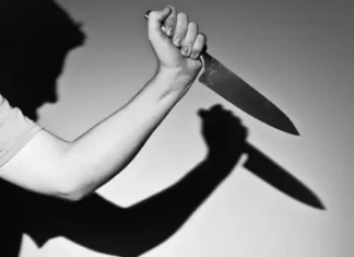 Homem com faca ameaça clientes de bar em Sombrio