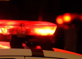 Homem faz confusão e pula muro de motel