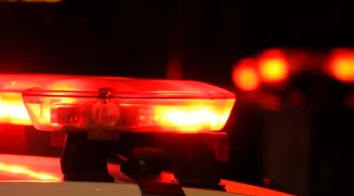 Homem faz confusão e pula muro de motel