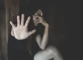 Mulher covardemente agredida por seu marido em frente aos seus filhos pede socorro à PM