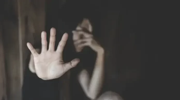 Mulher covardemente agredida por seu marido em frente aos seus filhos pede socorro à PM