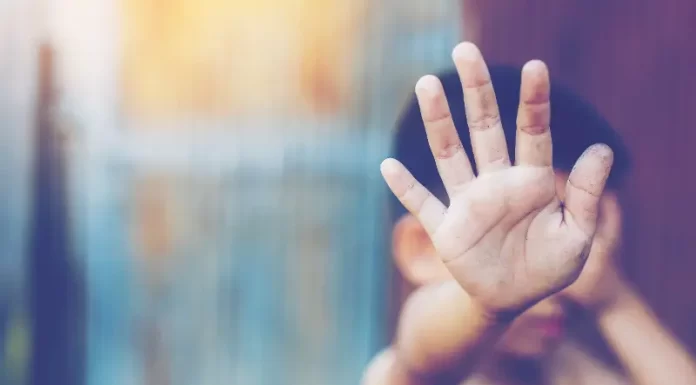 Professora de creche afastada por denúncia de agressão em Turvo