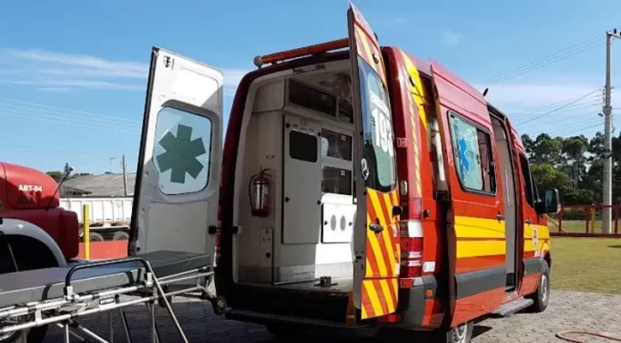 Homem de 64 anos fica gravemente ferido após queda do segundo andar em Passo de Torres