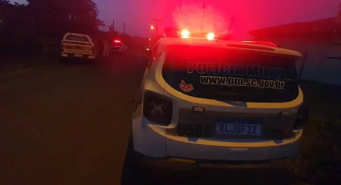 Mulher quebra muro da vizinha após desentendimento
