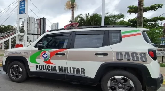 Homem afirma que mulher com medida protetiva o agrediu e danificou seu carro