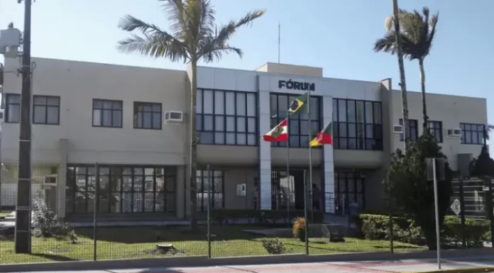 Condenação de 50 anos para dupla que, entre outros crimes, assassinou devedor de drogas em Sombrio