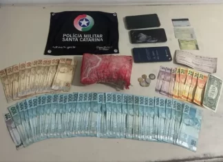PMRV prende homem e apreende mais de 1Kg de cocaína e mais de R$ 4.500 reais em dinheiro na SC 447 em Araranguá