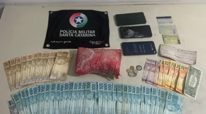 PMRV prende homem e apreende mais de 1Kg de cocaína e mais de R$ 4.500 reais em dinheiro na SC 447 em Araranguá