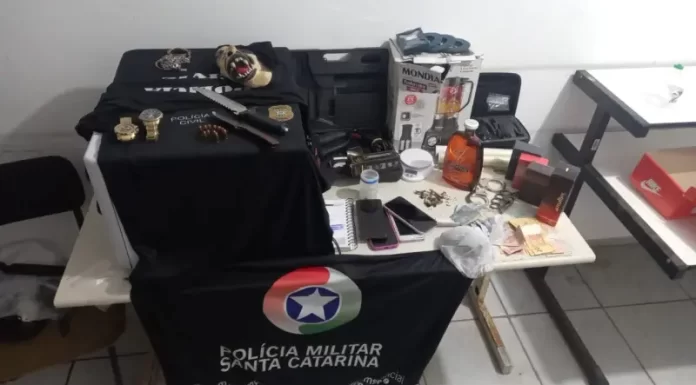 Operação policial desmantela ponto de tráfico e conduz suspeitos por tráfico de drogas