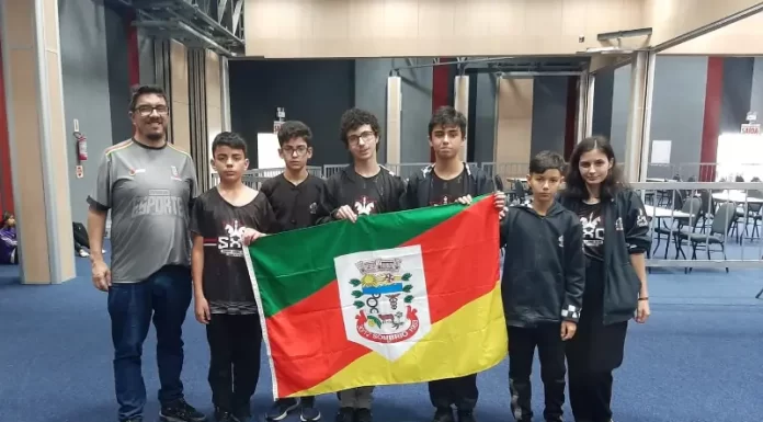 Atletas do handebol e xadrez de Sombrio participam da Olesc