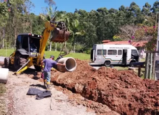 Sombrio: Secretaria de Obras realiza drenagem após pedido de morador