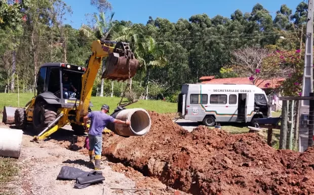 Sombrio: Secretaria de Obras realiza drenagem após pedido de morador