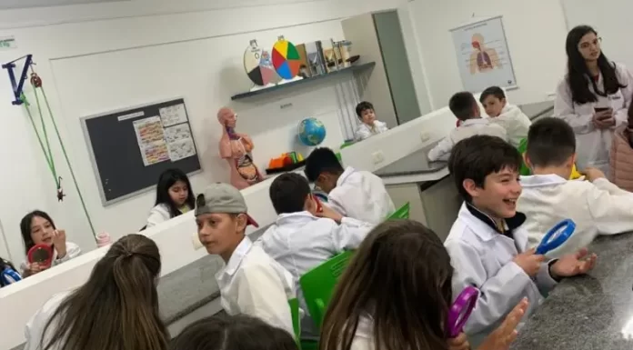 Escola Alda ganha novo laboratório de ciências e capacitação para professores e auxiliares