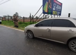 Tático da PM de Ararangua apreende pistola municiada em abordagem a veículo