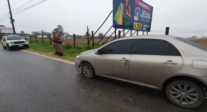 Tático da PM de Ararangua apreende pistola municiada em abordagem a veículo