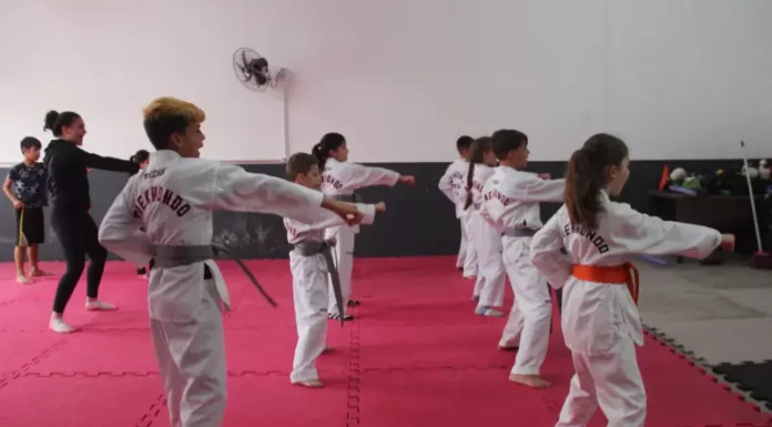 Projeto sombriense leva taekwondo para 130 crianças e adolescentes
