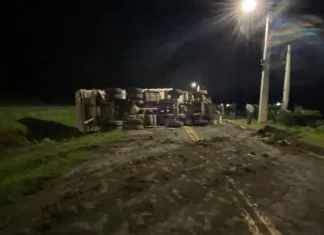 Carreta tomba e carro capota em São João do Sul