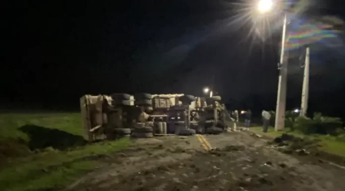 Carreta tomba e carro capota em São João do Sul