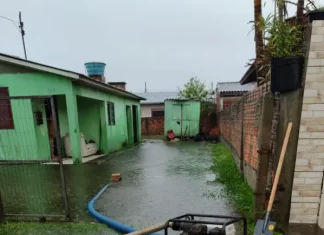Balneário Gaivota: Defesa Civil usa bomba hidráulica para retirar água acumulada nas casas