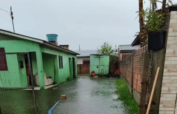 Balneário Gaivota: Defesa Civil usa bomba hidráulica para retirar água acumulada nas casas
