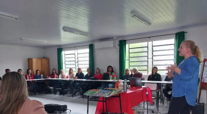 Professores e monitores do Ensino Integral participam de formação em artes