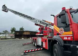 Bombeiros de Criciúma recebe a maior Auto Escada Mecânica da América Latina