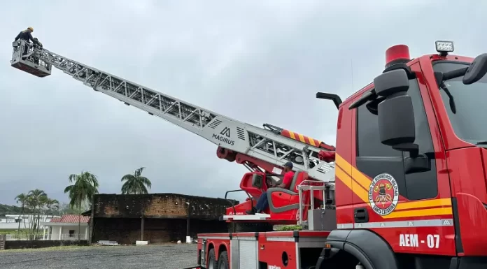 Bombeiros de Criciúma recebe a maior Auto Escada Mecânica da América Latina