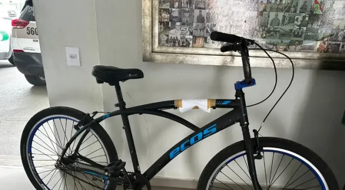 Morador de Araranguá chama a PM para entregar bicicleta furtada encontrada em frente à sua casa