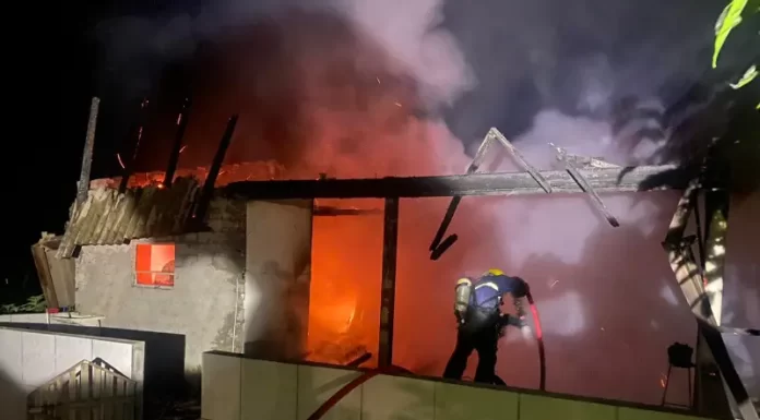 Casa é destruída pelas chamas em Turvo