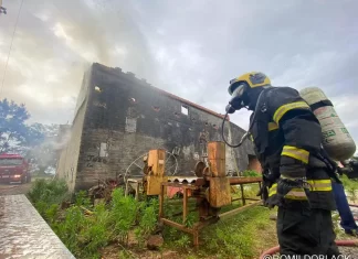 Incêndio no interior de Sombrio mobiliza Corpo de Bombeiros