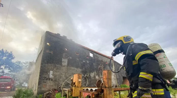 Incêndio no interior de Sombrio mobiliza Corpo de Bombeiros