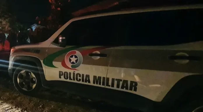PM flagra condutora não habilitada dirigindo em ziguezague em Sombrio