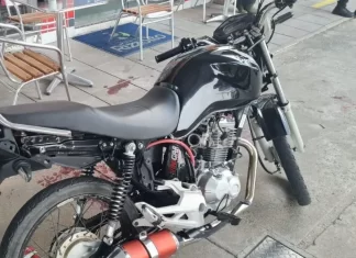 Motociclista tenta atropela políciais para fugir de barreira em Meleiro