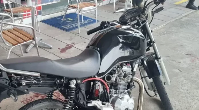 Motociclista tenta atropela políciais para fugir de barreira em Meleiro