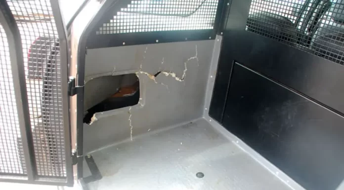 Homem detido pela PM em Sombrio causa danos a viaturas