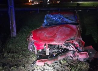 Motorista perde controle do carro, capota e colide contra poste na BR 101 em Araranguá