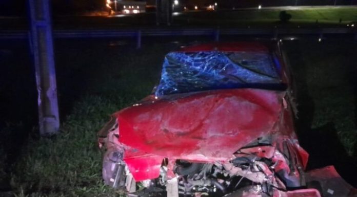Motorista perde controle do carro, capota e colide contra poste na BR 101 em Araranguá