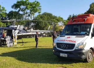 Vítima de acidente de queda de altura é transferida de helicóptero de Sombrio para Criciúma