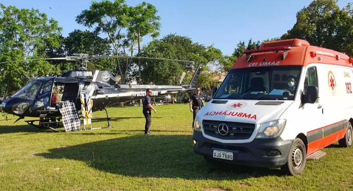 Vítima de acidente de queda de altura é transferida de helicóptero de Sombrio para Criciúma