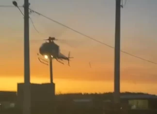 Homem colide moto em poste e fica gravemente ferido em Passo de Torres