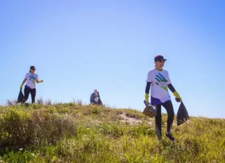 Voluntários fazem ação ambiental e retiram lixo das dunas e passarelas