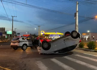Acidente de trânsito em Balneário Gaivota resulta em capotamento na entrada da cidade