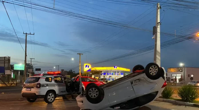 Acidente de trânsito em Balneário Gaivota resulta em capotamento na entrada da cidade