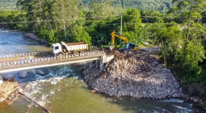 Prefeitura de Praia Grande reconstrói, em dois dias, acessos de comunidades que ficaram isoladas